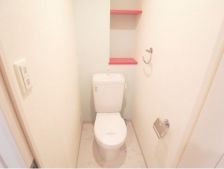 【トイレ】　洋式便座、お手洗いにも収納スペースがありますね〜