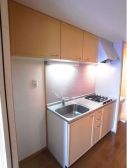 【キッチン】　２口ガスコンロ・まな板スペースもある本格派システムキッチン。