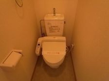 【トイレ】　衛生的＆機能的な温水洗浄暖房便座。