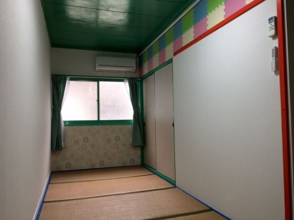 【居間・リビング】　アジアンチックなお部屋です。照明、エアコン付。